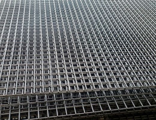Gegalvaniseerde gelaste draadnetplaten van koolstofarme staal voor de bouw in panelen of rollen
