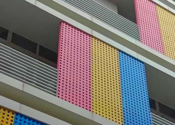 Kleurrijke PVC-coating geperforeerde aluminiumplaat voor buitenmuurdecoratie