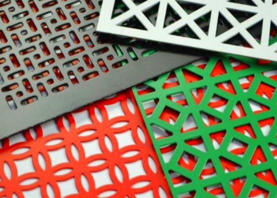 Hoog open gebied geperforeerd stalen gaasplaten pvc coating decoratie gat grootte 0,1 mm