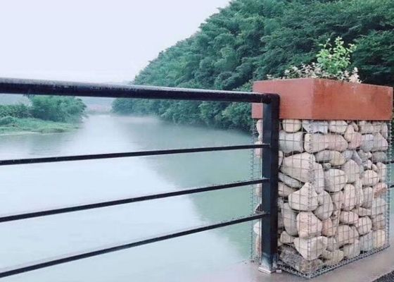 Zwaar gesoldeerd gaas gebruikt als decoratief gabion in landschapsbouw