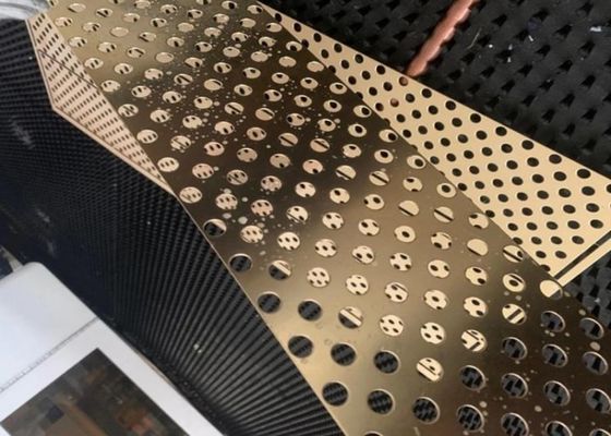Op maat gemaakte geperforeerde metalen gaasplaat voor architecturale filtratie