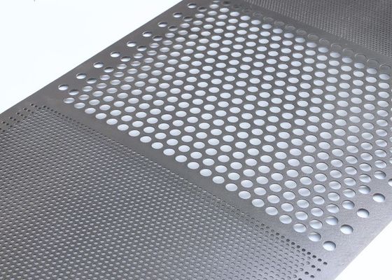 0.7mm wit geperforeerd aluminium plaat met vierkante gaten voor decoratie