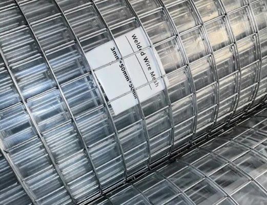 PVC-gecoate vierkante gaten gespannen draadnet met 1/4'', 3/8''' en 3/4'' gaten voor beveiligingskooien en dierenhokken