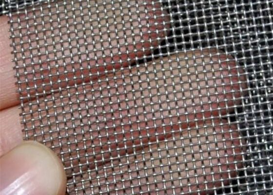 12 bij 12 gaas van hoog koolstofstaal, rechthoekig van vorm, ontworpen om uitzonderlijke sterkte en stabiliteit te leveren in industriële toepassingen