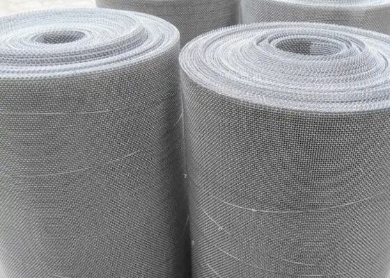 12 bij 12 gaas van hoog koolstofstaal, rechthoekig van vorm, ontworpen om uitzonderlijke sterkte en stabiliteit te leveren in industriële toepassingen