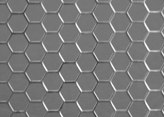 Treksterkte 250 tot 550 MPa Geperforeerd metaalplaat met open oppervlak 10 tot 70 procent en aangepaste plaatgrootte Breedte van 50 mm tot 2000 mm