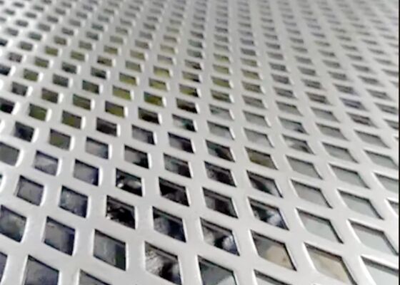 Treksterkte 250 tot 550 MPa Geperforeerd metalen paneel Op aanvraag en veelzijdige optie voor meerdere industriële toepassingen